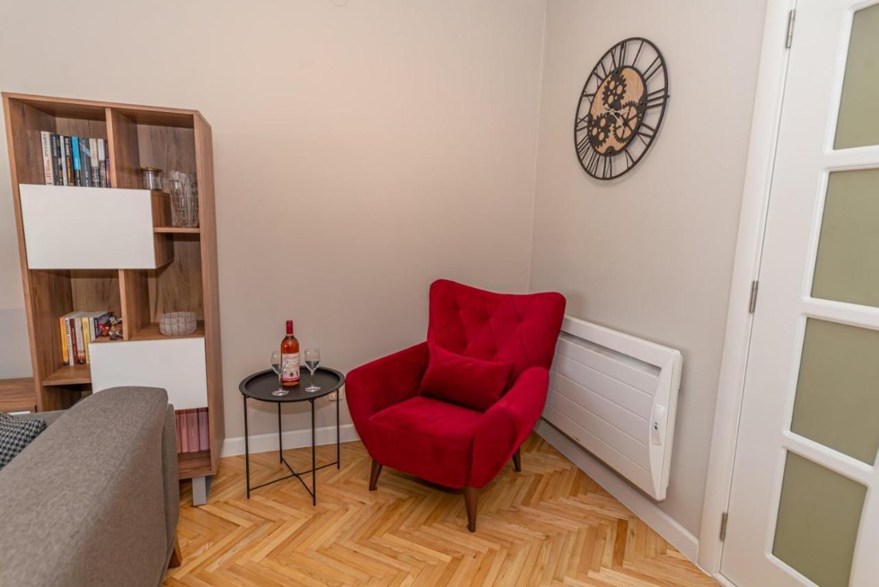 City Center De Lux Apartment Bar Exterior photo
